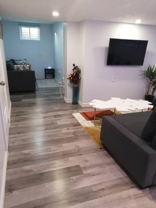 דירות המילטון Cozy Nest Basement Unit מראה חיצוני תמונה